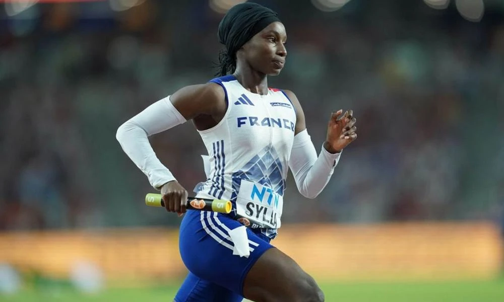 Απαγορεύται το χιτζάμπ στους Ολυμπιακούς Αγώνες: Γαλλίδα αθλήτρια αποκλείστηκε από την Τελετή Έναρξης - Χλευάζει η Ζαχάροβα την "νεοφιλελεύθερη Δύση"